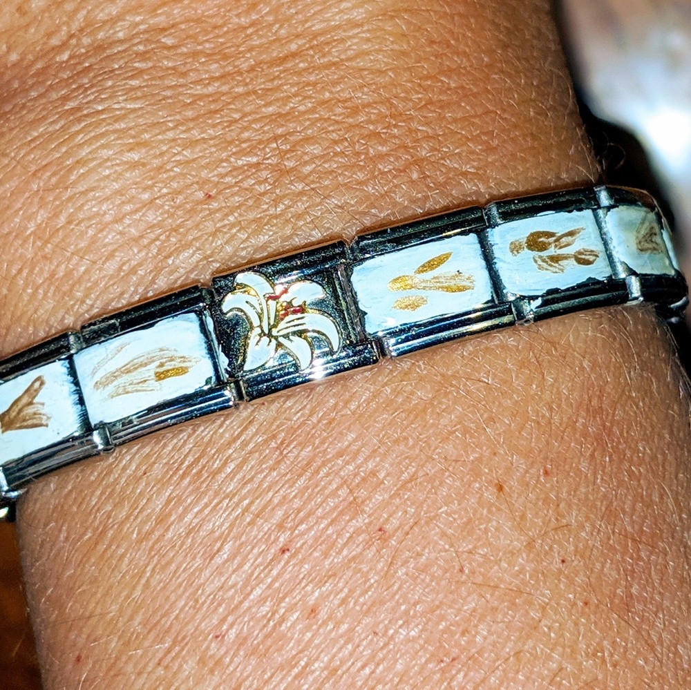 🌸 Enameled Lily Pugster Bracelet